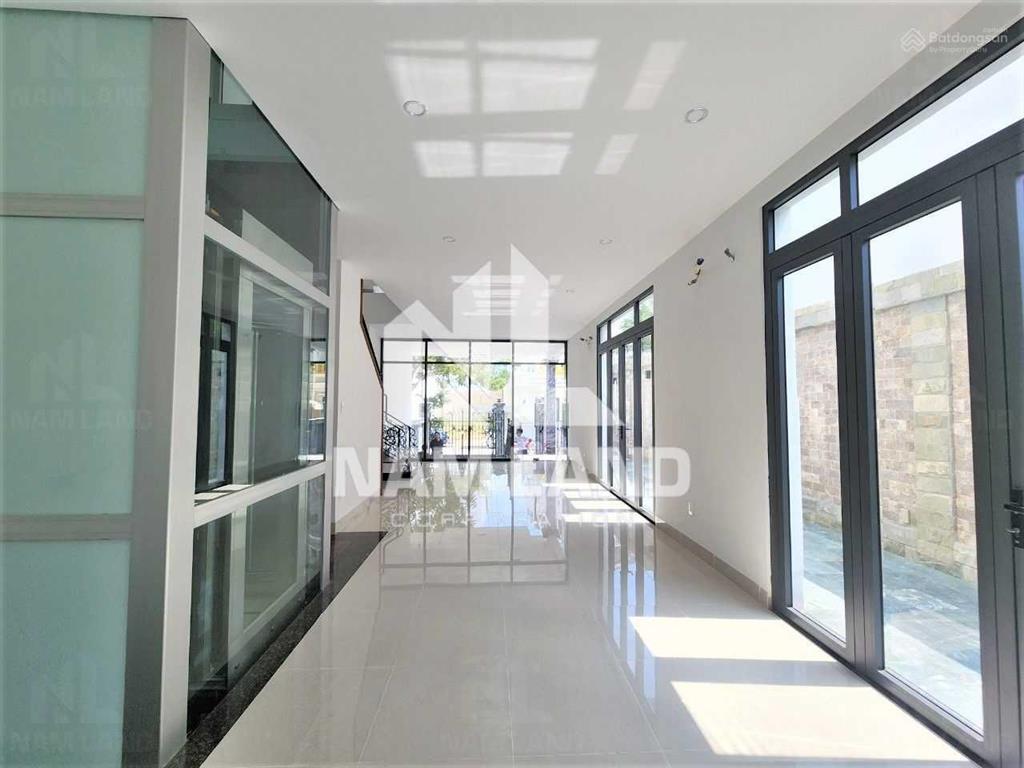 Cho thuê nhà 7x20m hầm 4 sàn trống có thang máy phù hợp văn phòng công ty hướng đông bắc