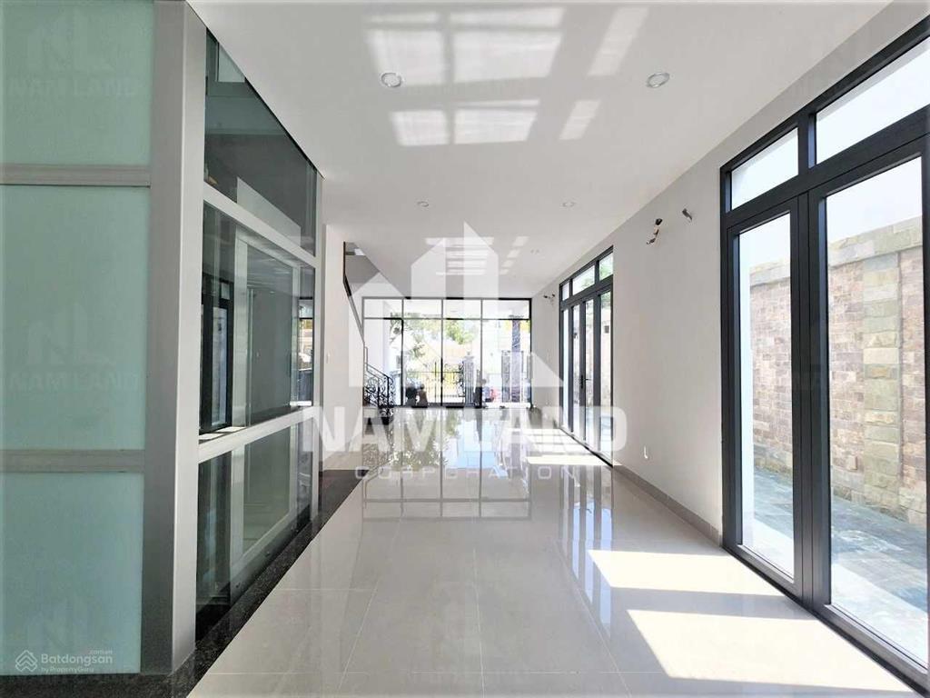 Cho thuê nhà 7x20m hầm 4 sàn trống có thang máy phù hợp văn phòng công ty hướng đông bắc