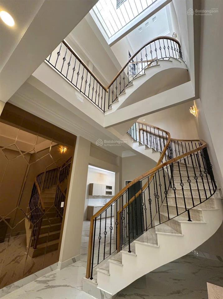 Bán nhà đường tôn thất tùng quận 1 121m2 3 tầng nở hậu 23 tỷ full nội thất