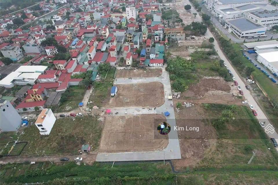 Chính chủ bán đấu giá sáp maivõng la, dt 69m2, mt 5m, đường 17m, cạnh cổng trường, kinh doanh luôn