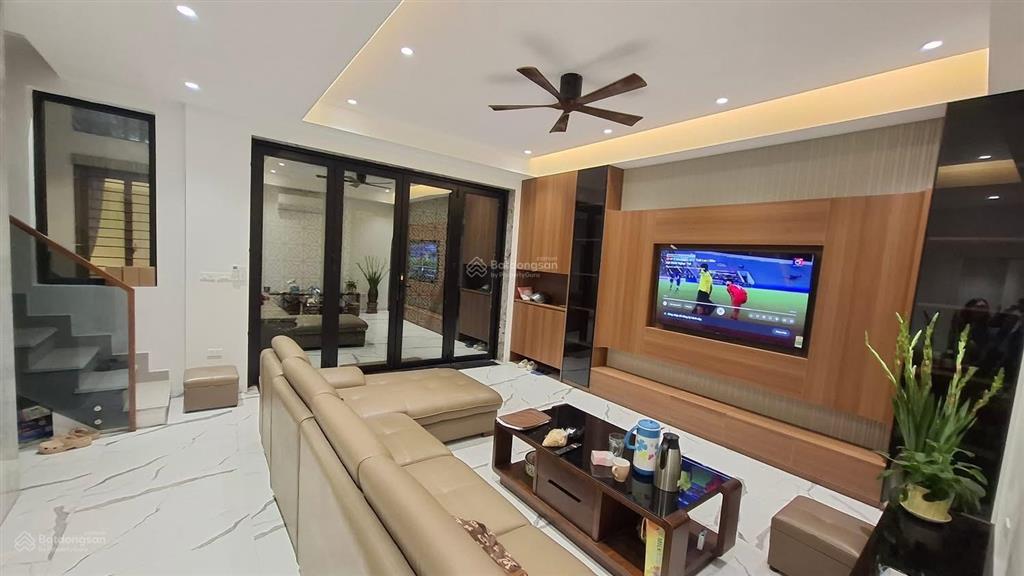 Bán nhà triệu việt vương hoàn kiếm sát phố 6 tầng thang máy dt 50m giá 21.8 tỷ có thương lượng