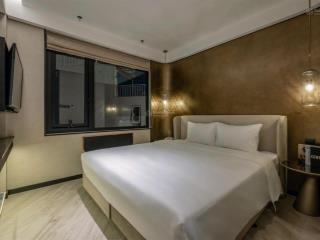 Nhà mp quảng khánh 72m*6t, mt 6m, căn góc, 3 thoáng, thang máy, view hồ tây, vỉa hè rộng giá 64 tỷ