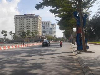 Mặt hồ xuân hương ngay sát quảng trường biển
