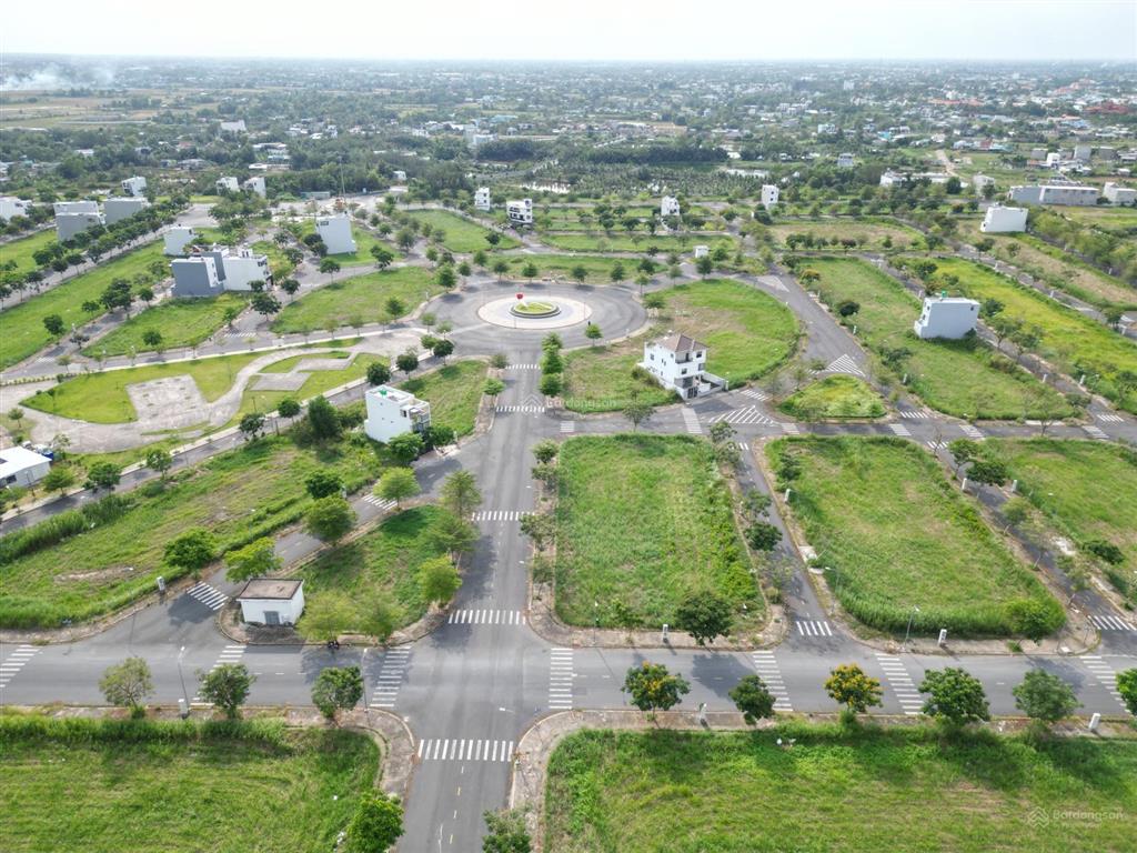 Khách cần bán lô d2.14 đường lớn 20m 85m2, view sông, chính đông giá tốt 2.550 tỷ, sổ sẵn