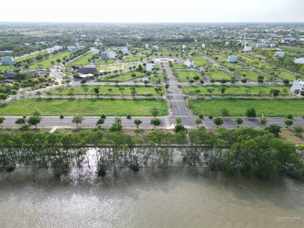 Khách cần bán lô d2.14 đường lớn 20m 85m2, view sông, chính đông giá tốt 2.550 tỷ, sổ sẵn