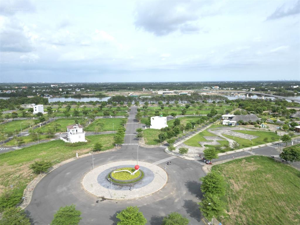 Khách cần bán lô d2.14 đường lớn 20m 85m2, view sông, chính đông giá tốt 2.550 tỷ, sổ sẵn