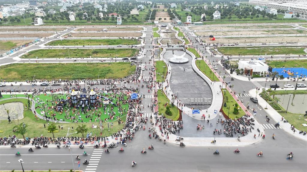The 826ec cần bán nền cặp shophouse liền kề view kênh ánh sáng 80m2, thích hợp mua ở kèm kinh doanh