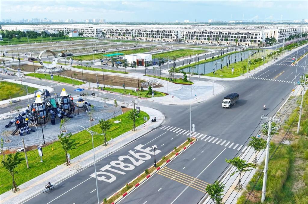The 826ec cần bán nền cặp shophouse liền kề view kênh ánh sáng 80m2, thích hợp mua ở kèm kinh doanh