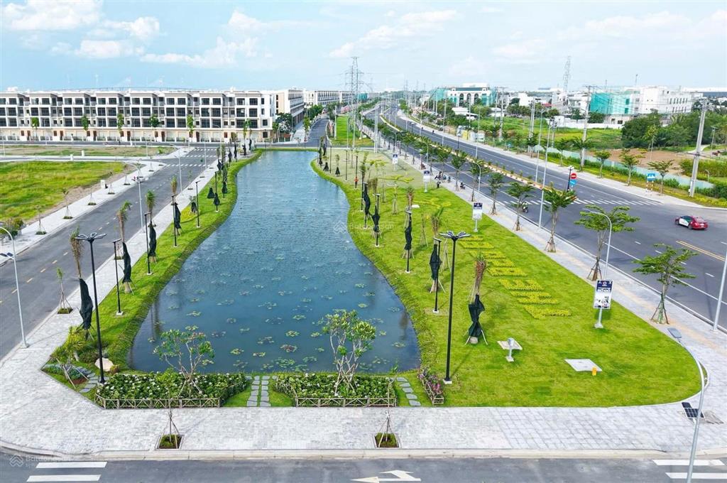 The 826ec cần bán nền cặp shophouse liền kề view kênh ánh sáng 80m2, thích hợp mua ở kèm kinh doanh
