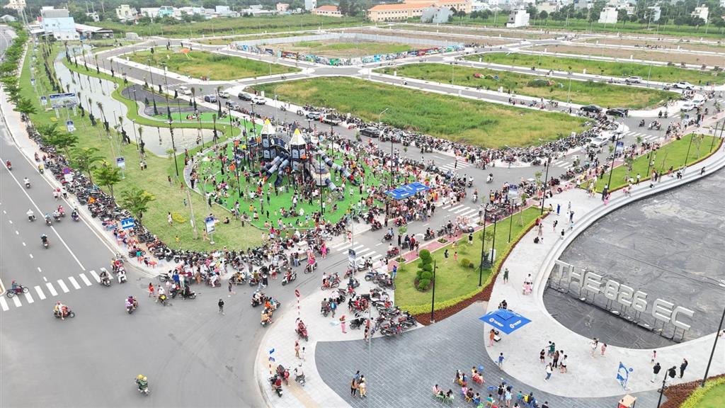The 826ec cần bán nền cặp shophouse liền kề view kênh ánh sáng 80m2, thích hợp mua ở kèm kinh doanh