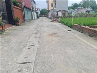 Em có lô đất đẹp bìa làng biểu khê  thụy lâm   vị trí cực đẹp  2 mặt đường ô tô tránh.