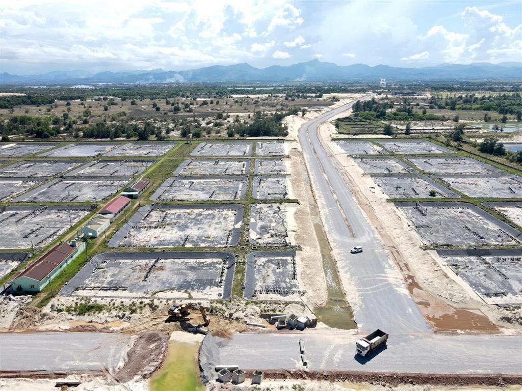 Cách biển chỉ 800m  rẻ chưa từng c  hạ tầng đồng bộ  dt 300  500 m2 full đất ở chỉ 5  6 tr/m2