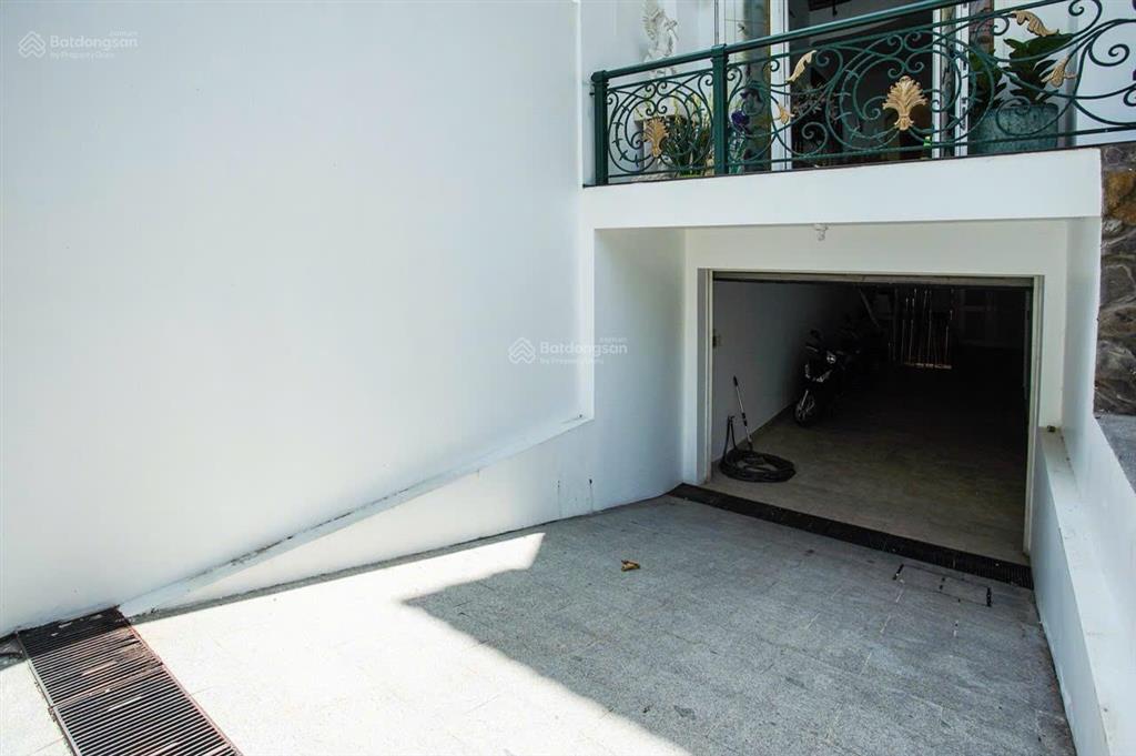 Biệt thự làng đại học khu ac , dt 10x25. hầm 1 trệt 3 lầu. dt sàn 750m2. giá40tr/th