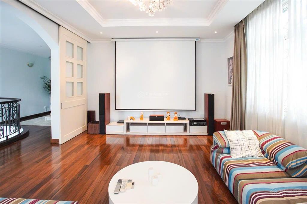 Biệt thự làng đại học khu ac , dt 10x25. hầm 1 trệt 3 lầu. dt sàn 750m2. giá40tr/th