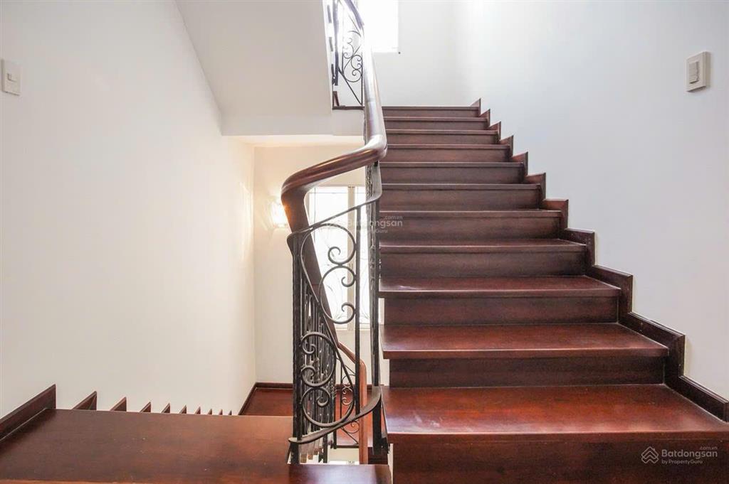 Biệt thự làng đại học khu ac , dt 10x25. hầm 1 trệt 3 lầu. dt sàn 750m2. giá40tr/th