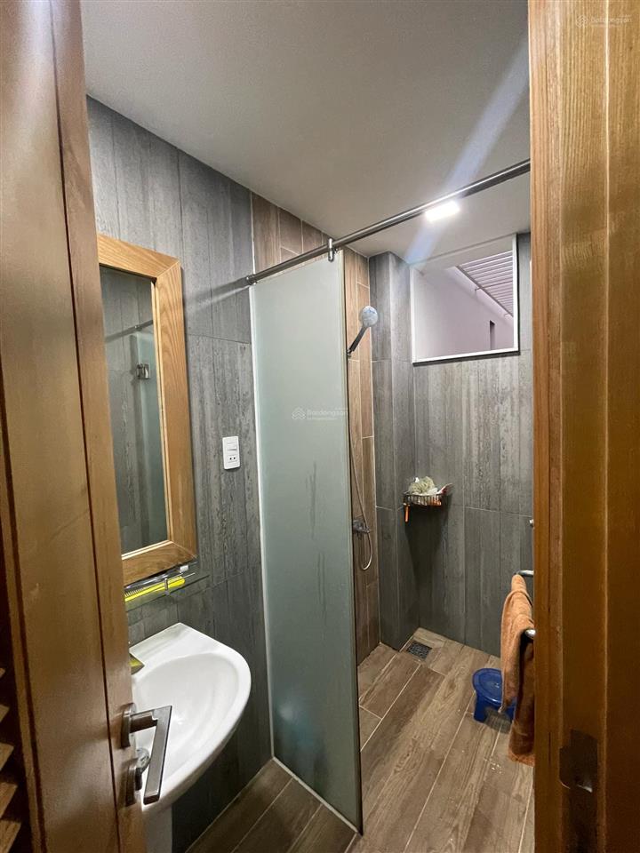 Tòa nhà văn phòng làng đại học khu a, dt đất 255m2. 1 trệt 3 lầu. dt sàn 750m2. thang máy. 60tr/th