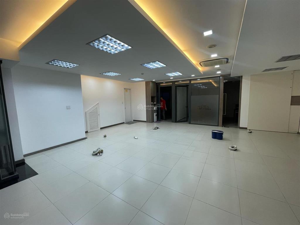 Tòa nhà văn phòng làng đại học khu a, dt đất 255m2. 1 trệt 3 lầu. dt sàn 750m2. thang máy. 60tr/th