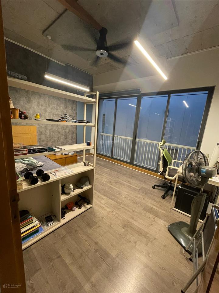 Tòa nhà văn phòng làng đại học khu a, dt đất 255m2. 1 trệt 3 lầu. dt sàn 750m2. thang máy. 60tr/th