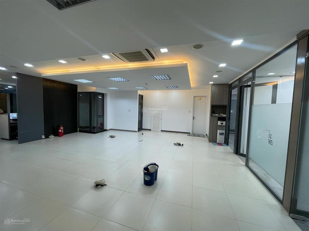 Tòa nhà văn phòng làng đại học khu a, dt đất 255m2. 1 trệt 3 lầu. dt sàn 750m2. thang máy. 60tr/th