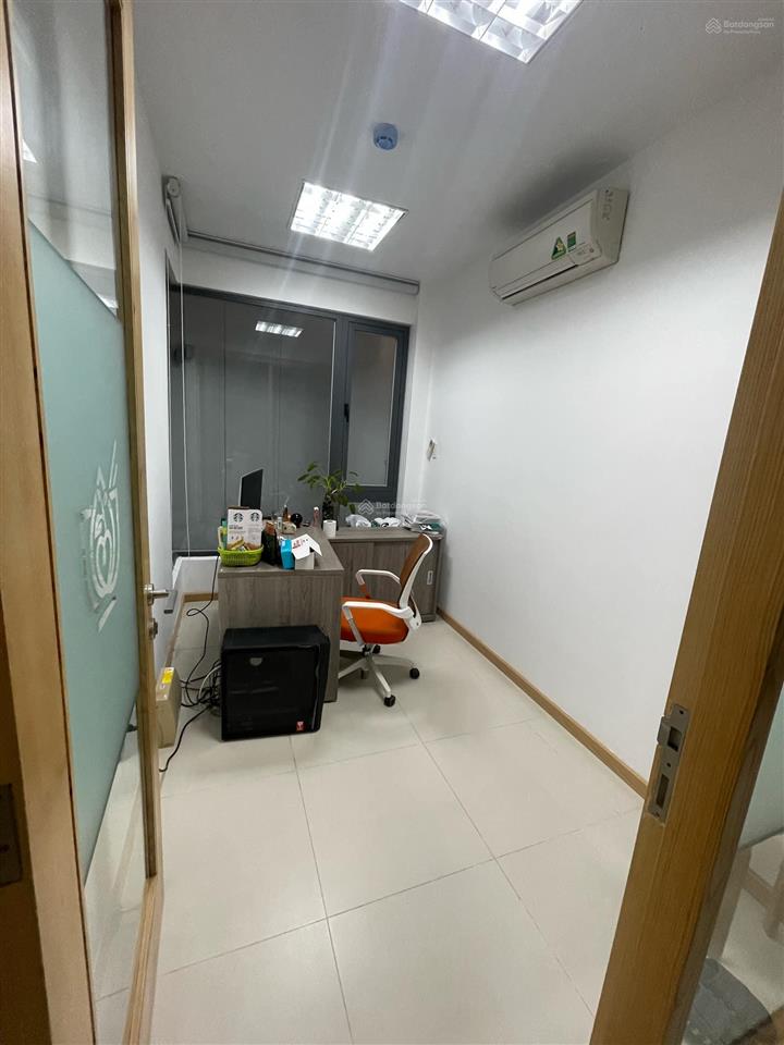 Tòa nhà văn phòng làng đại học khu a, dt đất 255m2. 1 trệt 3 lầu. dt sàn 750m2. thang máy. 60tr/th