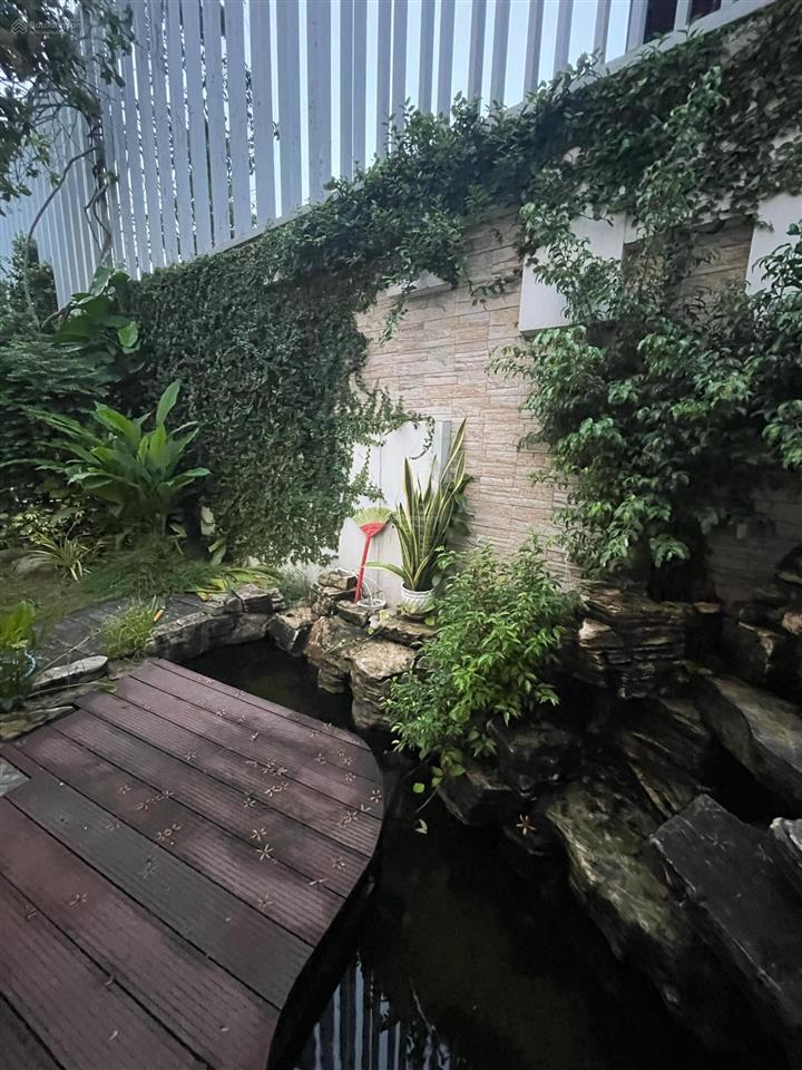 Tòa nhà văn phòng làng đại học khu a, dt đất 255m2. 1 trệt 3 lầu. dt sàn 750m2. thang máy. 60tr/th