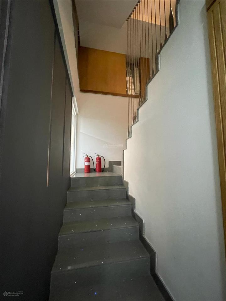 Tòa nhà văn phòng làng đại học khu a, dt đất 255m2. 1 trệt 3 lầu. dt sàn 750m2. thang máy. 60tr/th