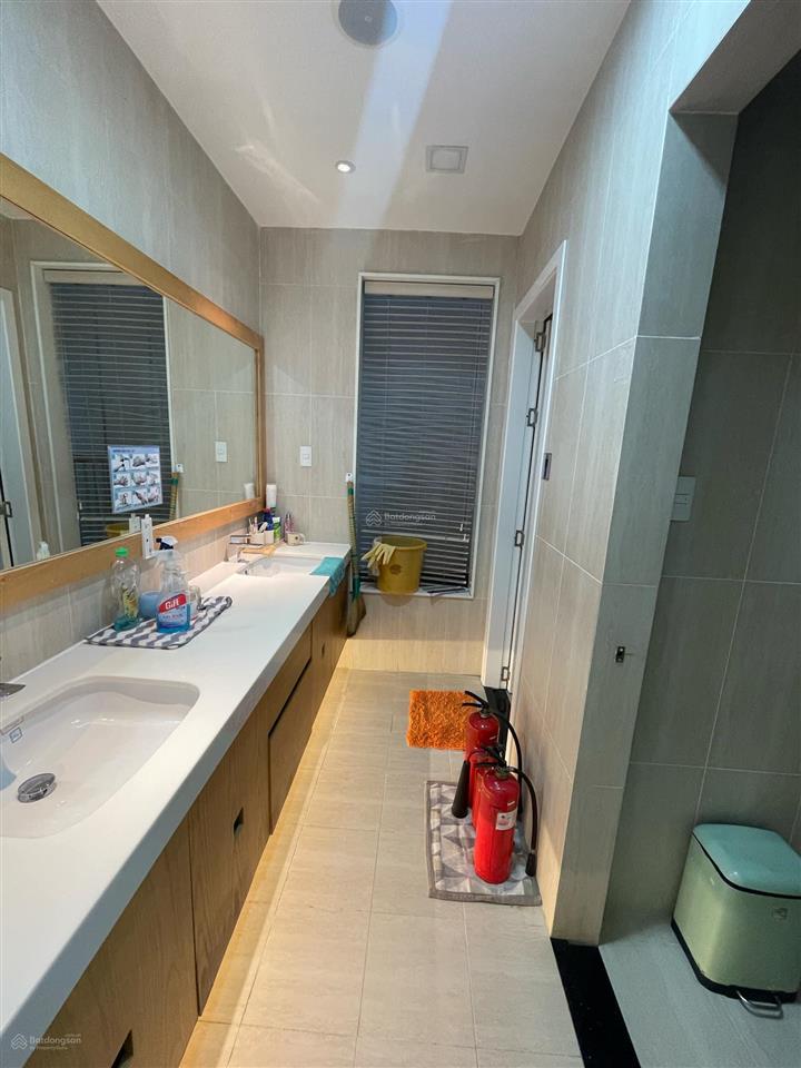 Tòa nhà văn phòng làng đại học khu a, dt đất 255m2. 1 trệt 3 lầu. dt sàn 750m2. thang máy. 60tr/th