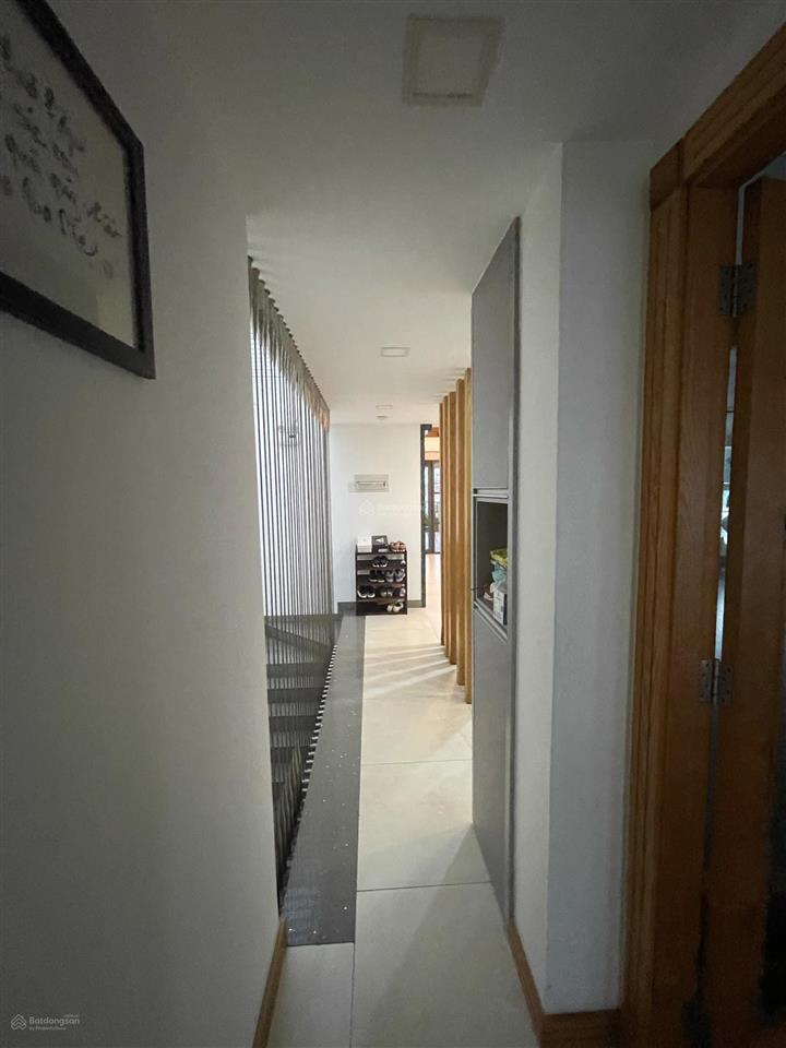 Tòa nhà văn phòng làng đại học khu a, dt đất 255m2. 1 trệt 3 lầu. dt sàn 750m2. thang máy. 60tr/th