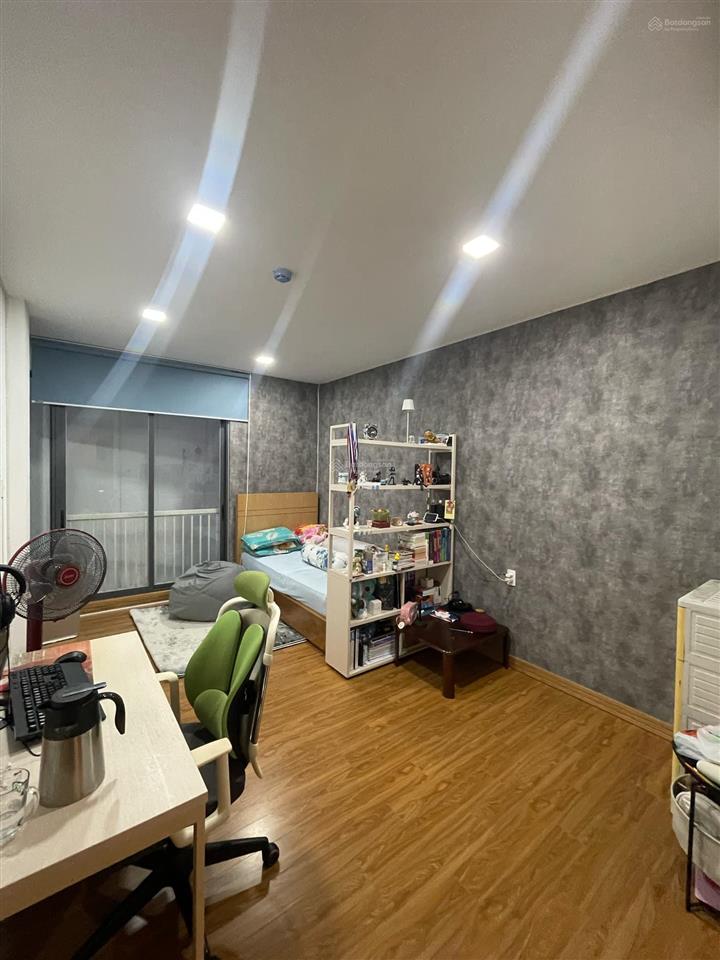 Tòa nhà văn phòng làng đại học khu a, dt đất 255m2. 1 trệt 3 lầu. dt sàn 750m2. thang máy. 60tr/th