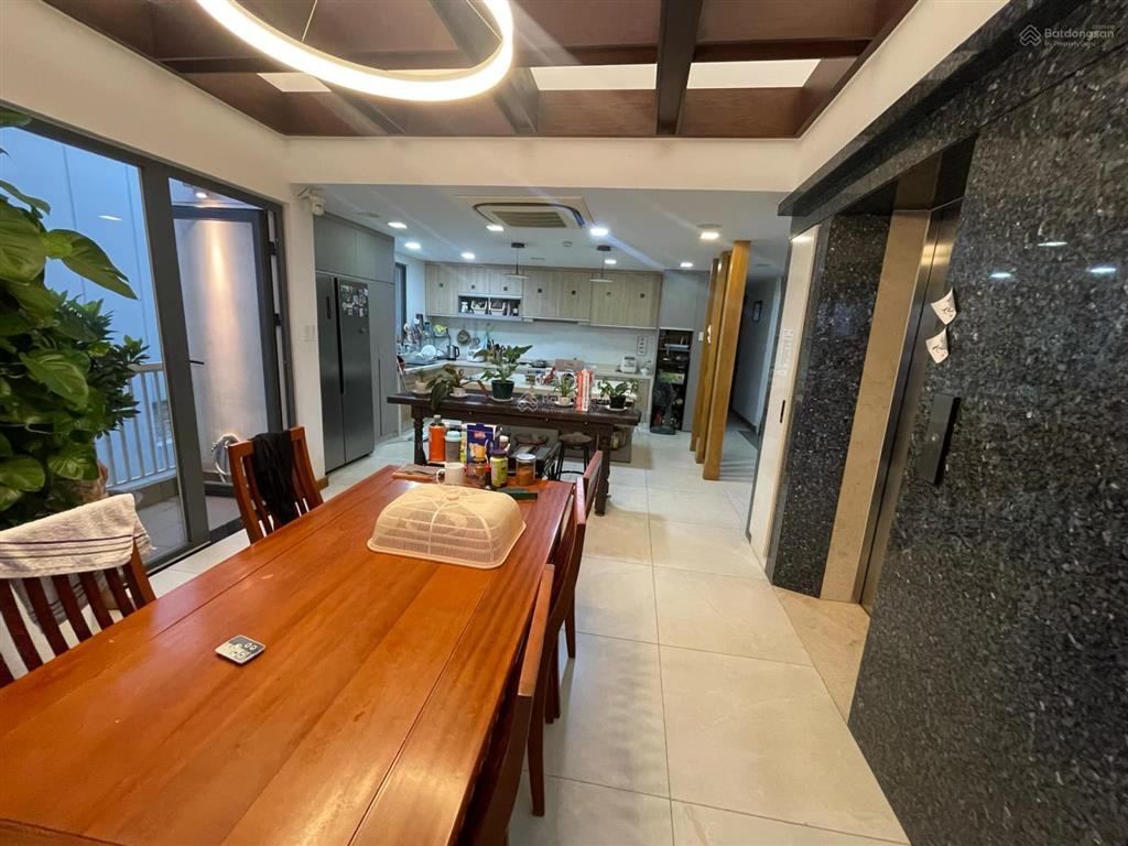 Tòa nhà văn phòng làng đại học khu a, dt đất 255m2. 1 trệt 3 lầu. dt sàn 750m2. thang máy. 60tr/th