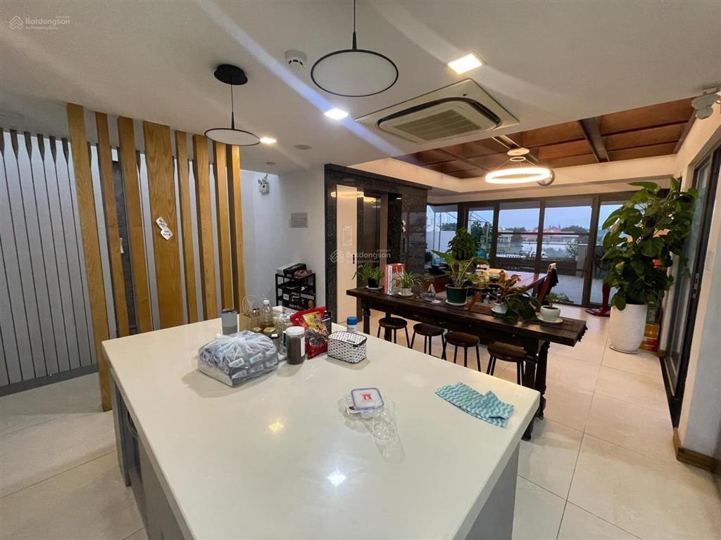 Tòa nhà văn phòng làng đại học khu a, dt đất 255m2. 1 trệt 3 lầu. dt sàn 750m2. thang máy. 60tr/th