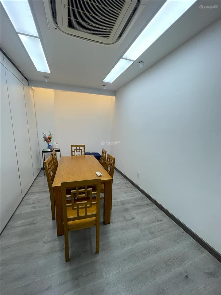 Tòa nhà văn phòng làng đại học khu a, dt đất 255m2. 1 trệt 3 lầu. dt sàn 750m2. thang máy. 60tr/th