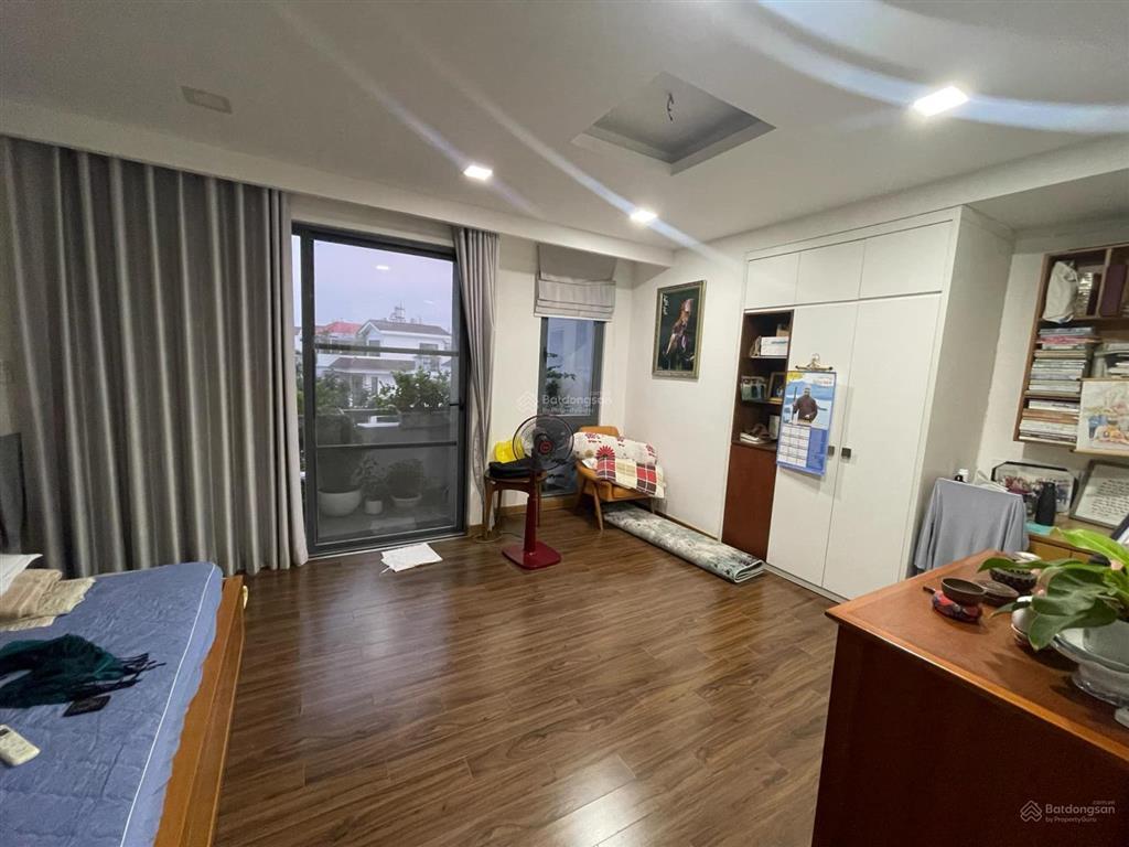 Tòa nhà văn phòng làng đại học khu a, dt đất 255m2. 1 trệt 3 lầu. dt sàn 750m2. thang máy. 60tr/th