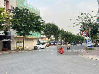 Bán nhà 2mt phạm văn ngôn, 10x16m, 1 hầm, 3 lầu, st, đối diện chợ, 67 tỷ