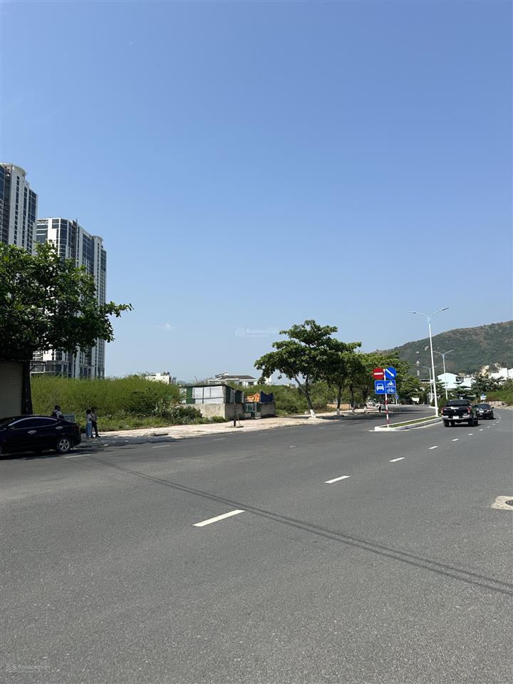 Lô đất đường phạm văn đồng vĩnh hoà nha trang. xây dựng được 16 tầng  giá 72 triệu/m2