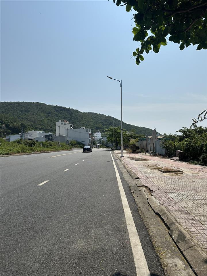 Lô đất đường phạm văn đồng vĩnh hoà nha trang. xây dựng được 16 tầng  giá 72 triệu/m2