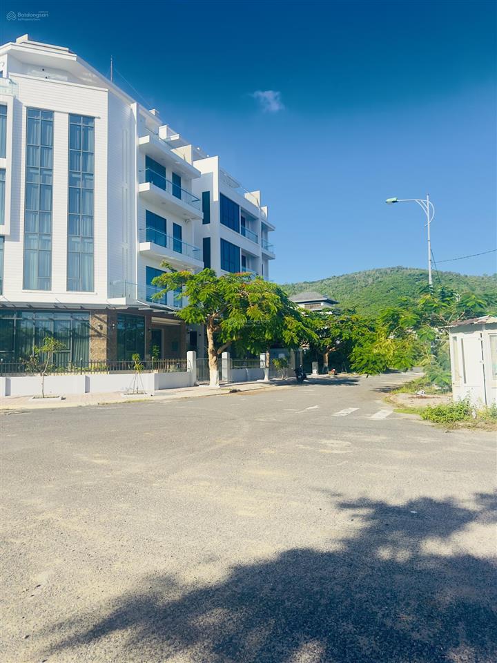 Bán lô biệt thự đường xuân thuỷ, kđt vĩnh hoà, nha trang  303,4m2 ngang 10m  giá chỉ 59 triệu/m2