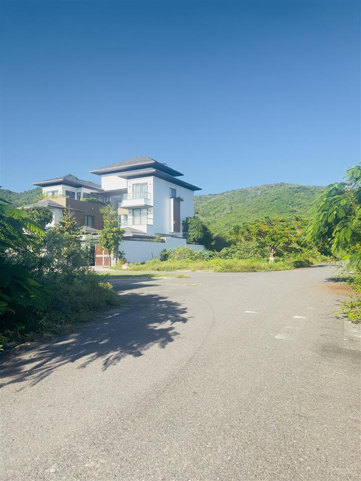 Bán lô biệt thự đường xuân thuỷ, kđt vĩnh hoà, nha trang  303,4m2 ngang 10m  giá chỉ 59 triệu/m2