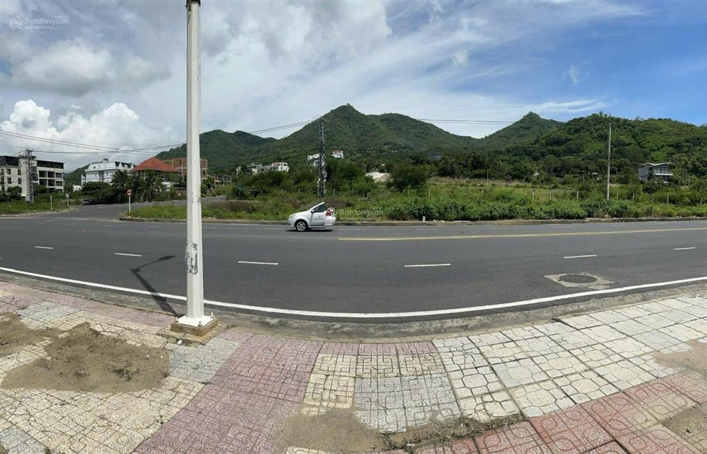 Mặt tiền phạm văn đồng  kđt vĩnh hoà, phường bắc nha trang  334,1 m2  giá 72 triệu/m2