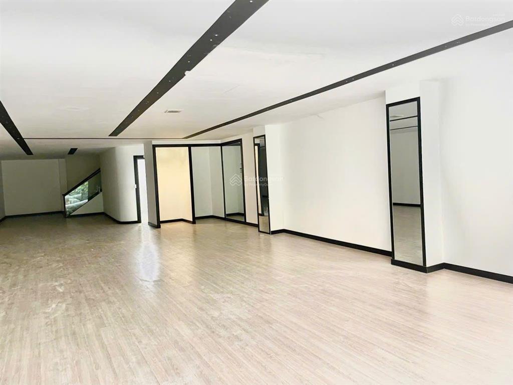 215a  215b hai bà trưng, p6, q3 góc điện biên phủ, đối diện cv lê văn tám (có bãi giữ xe hơi rộng)