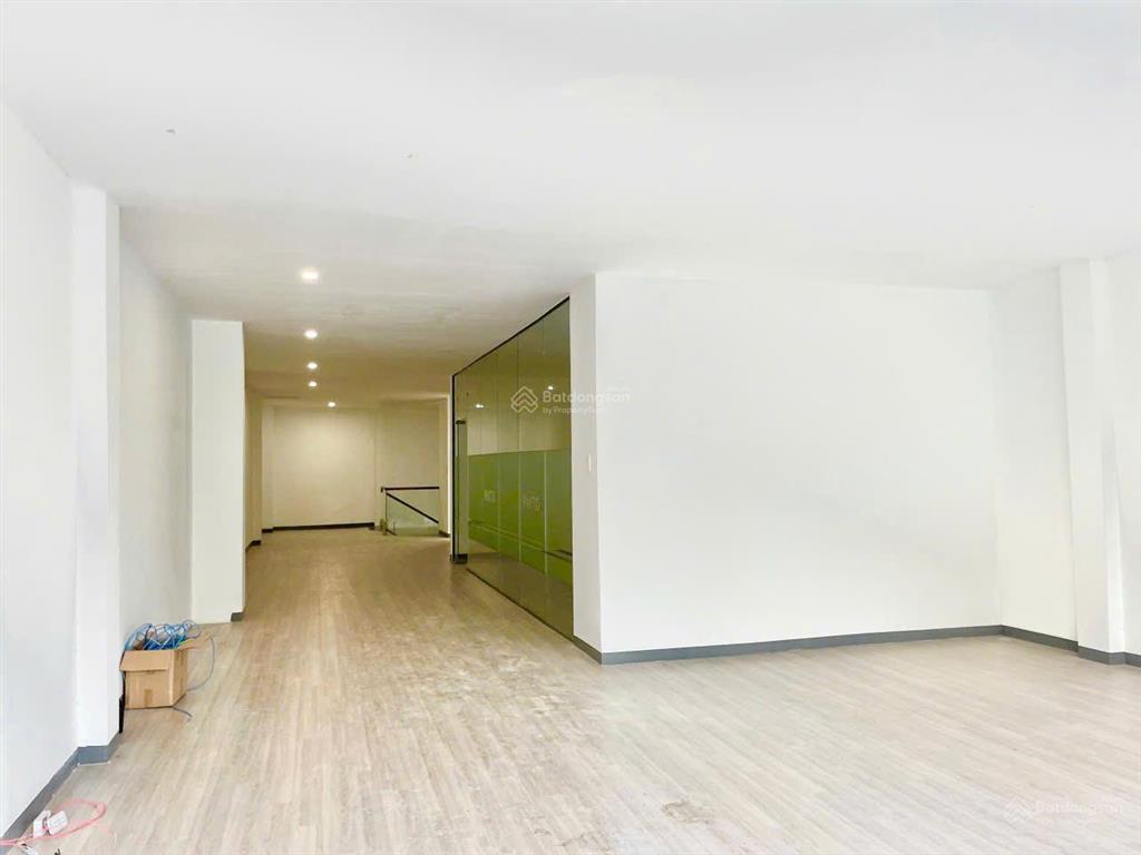 215a  215b hai bà trưng, p6, q3 góc điện biên phủ, đối diện cv lê văn tám (có bãi giữ xe hơi rộng)