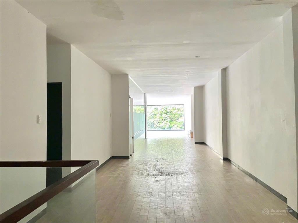 215a  215b hai bà trưng, p6, q3 góc điện biên phủ, đối diện cv lê văn tám (có bãi giữ xe hơi rộng)