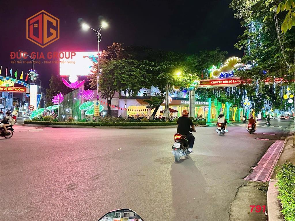 Bán nhà ngay góc vòng xoay công viên biên hùng, mặt tiền ngang 15m giá 34 tỷ