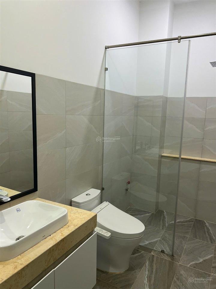 Chính chủ bán gấp nhà mặt tiền, hẻm xe container, 5x33m, 160m2, 4pn, 3wc, 11,9 tỷ có sổ, q9, hcm