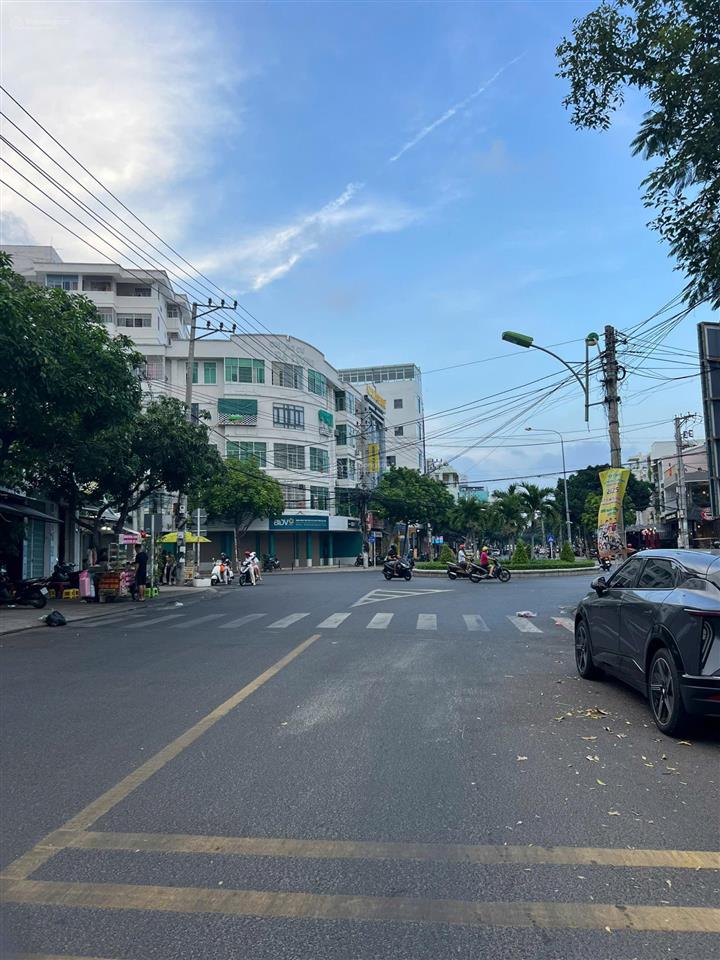 Nhà phố mặt tiền đường lớn dã tượng đối diện công viên, bùng binh hoàng sa giá đầu tư không tưởng