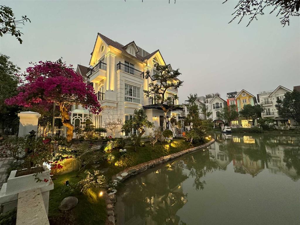 Bán đl góc hoa sữa 720, view mặt 2 sông đẹp, 269m2. nội thất nhập khẩu, thông tầng. đường rộng