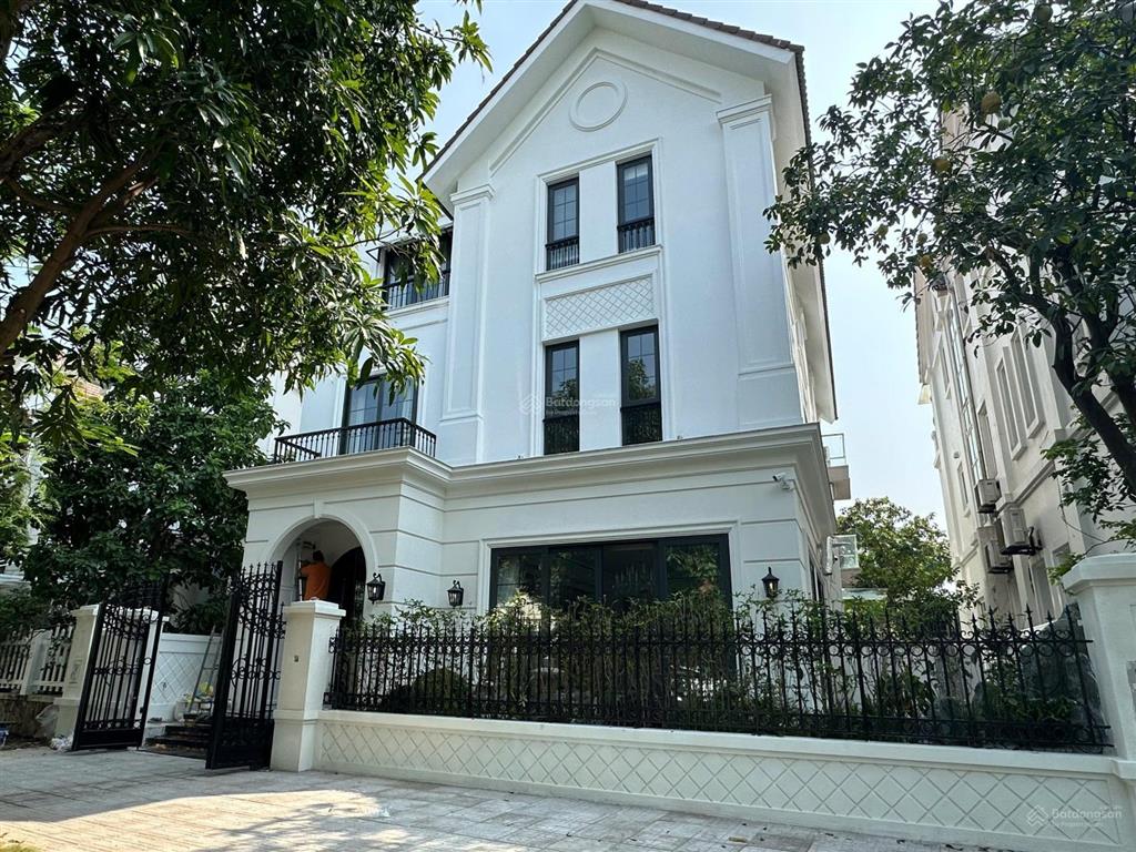 Bán bt hoa phượng. 178m2. đn, mặt tiền 10m, sông trước nhà, hoàn thiện đẹp, thang máy, giá 55 tỷ