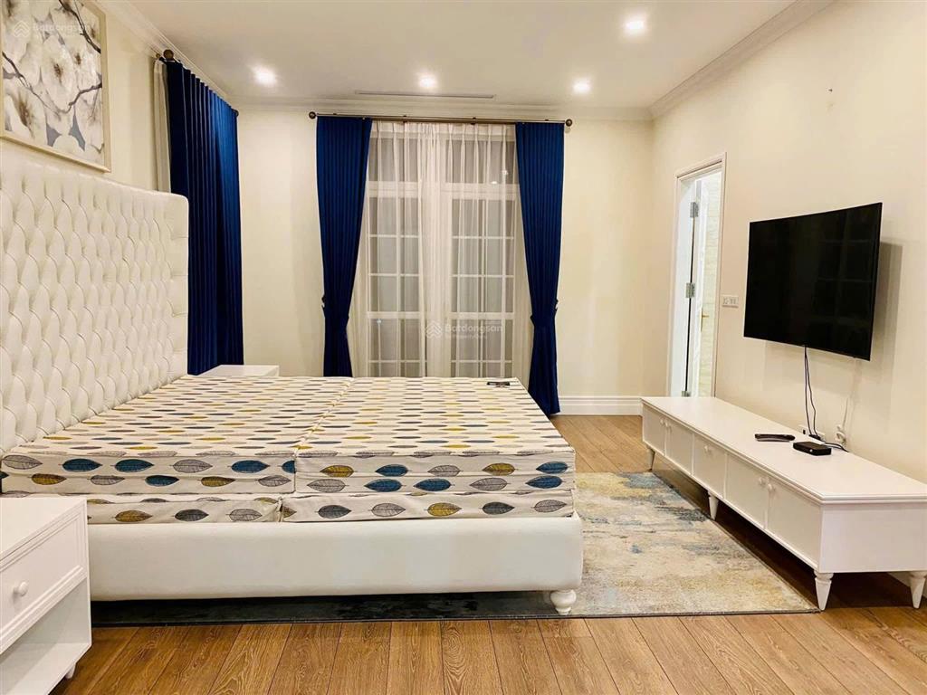 Bán bt hoa phượng. 178m2. đn, mặt tiền 10m, sông trước nhà, hoàn thiện đẹp, thang máy, giá 55 tỷ