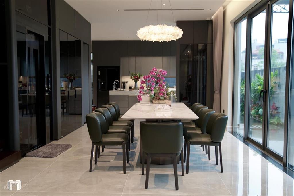 Chính chủ tôi bán lại s lập anh đào, 168m2, nội thất đẹp. thông sàn tâng 1, mặt tiền 10m, giá 49 tỷ