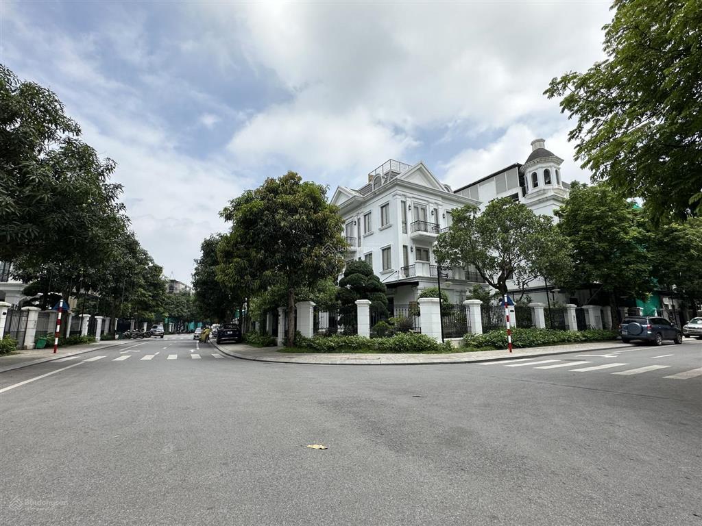 Bán bt góc nguyệt quế 1639,41. 600m2, giáp đường to. liền sông, hoàn thiện đẹp, gần hồ. 175 tỷ